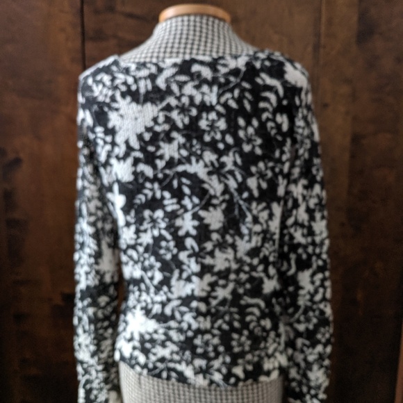 Yest Floral Sweater - Picture 2 of 3